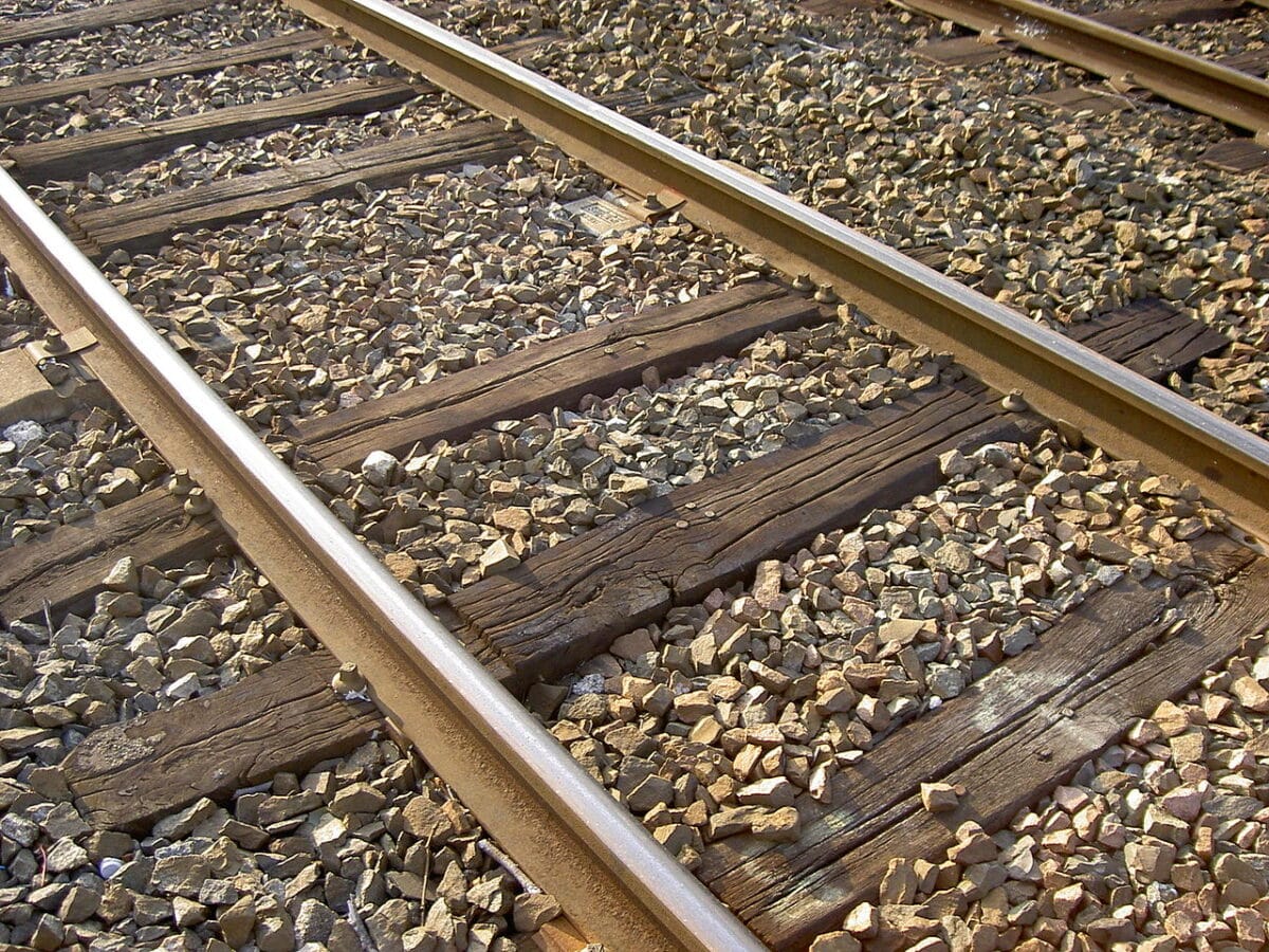 1280px rail track