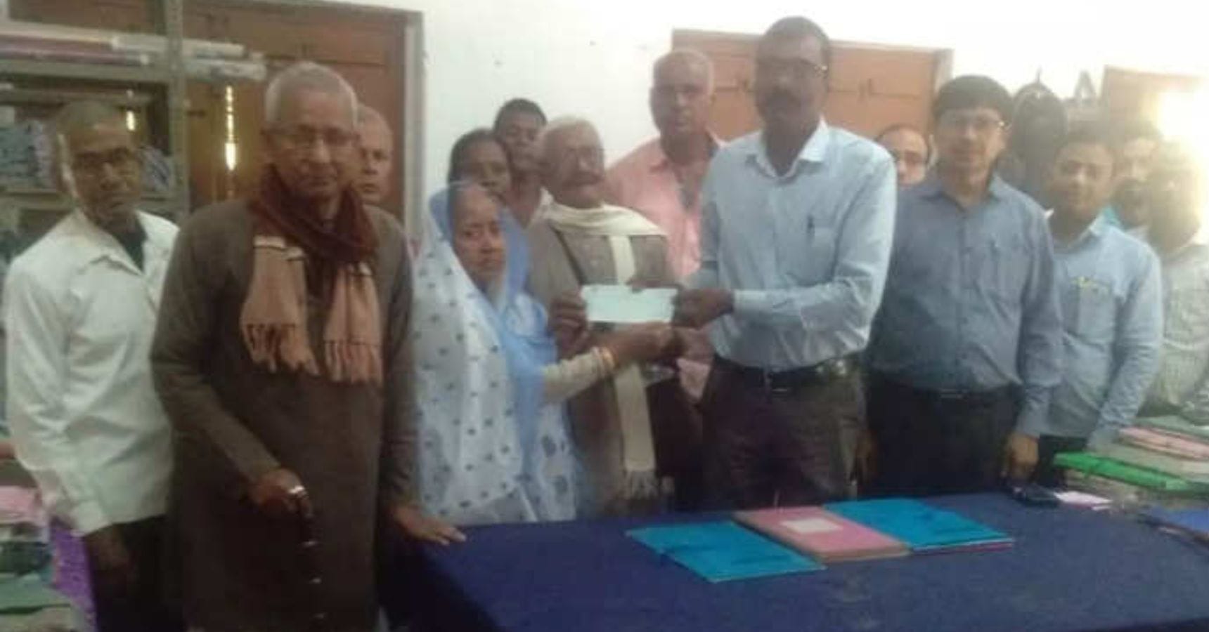 chandrakona oldage couple donate money