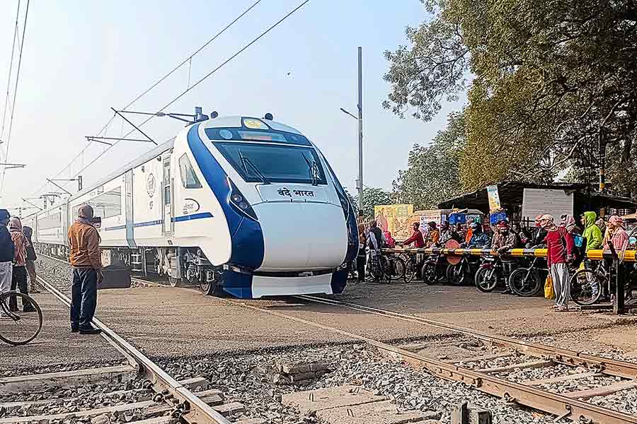 Vande Bharat Express is running at 160 km Suddenly the signal turned red