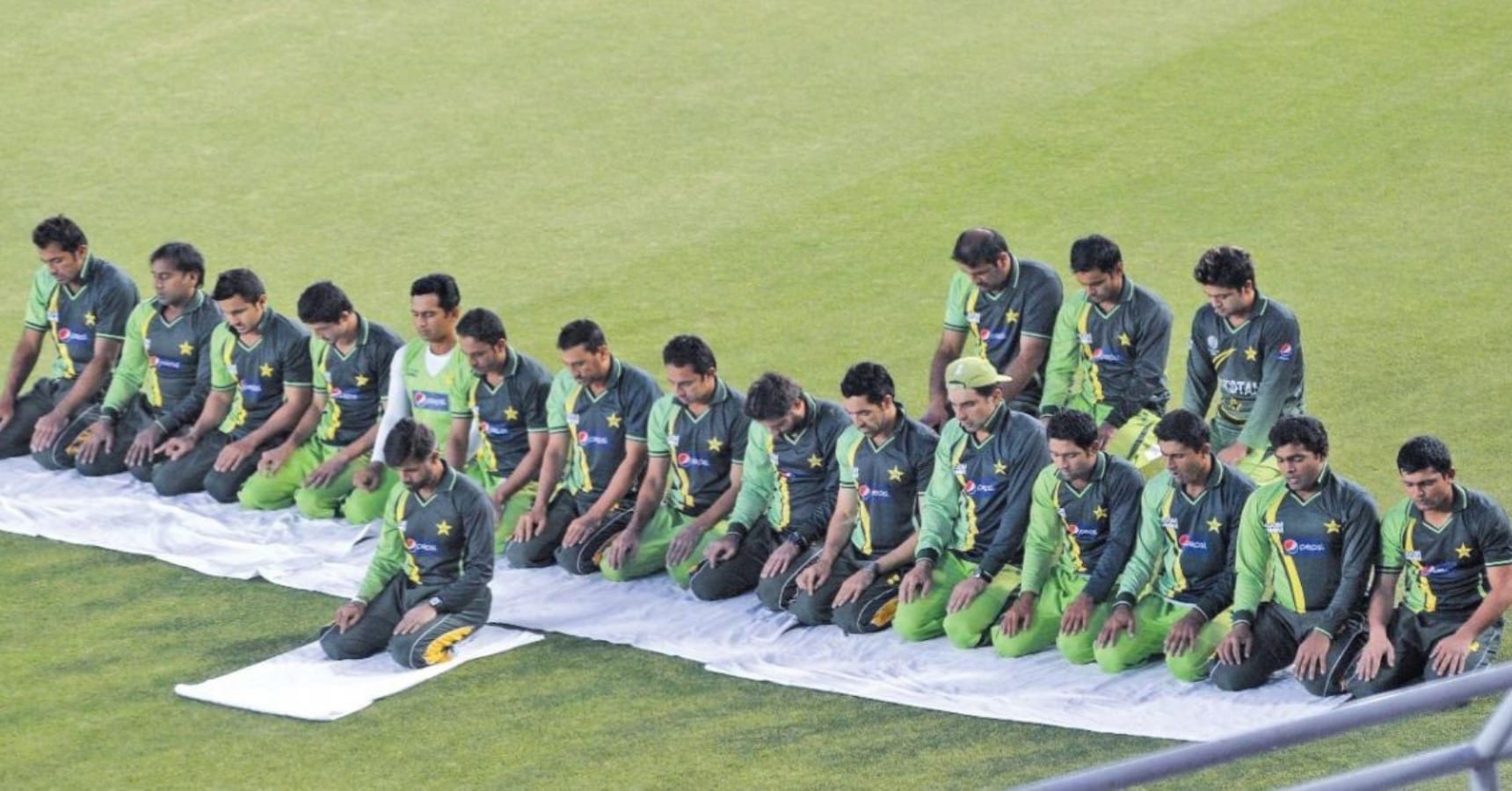 pak crickters namaz