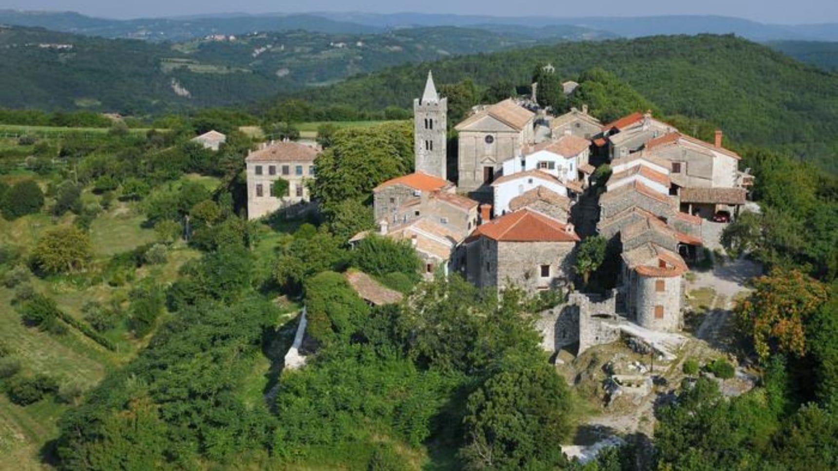 hum the smallest town in the world