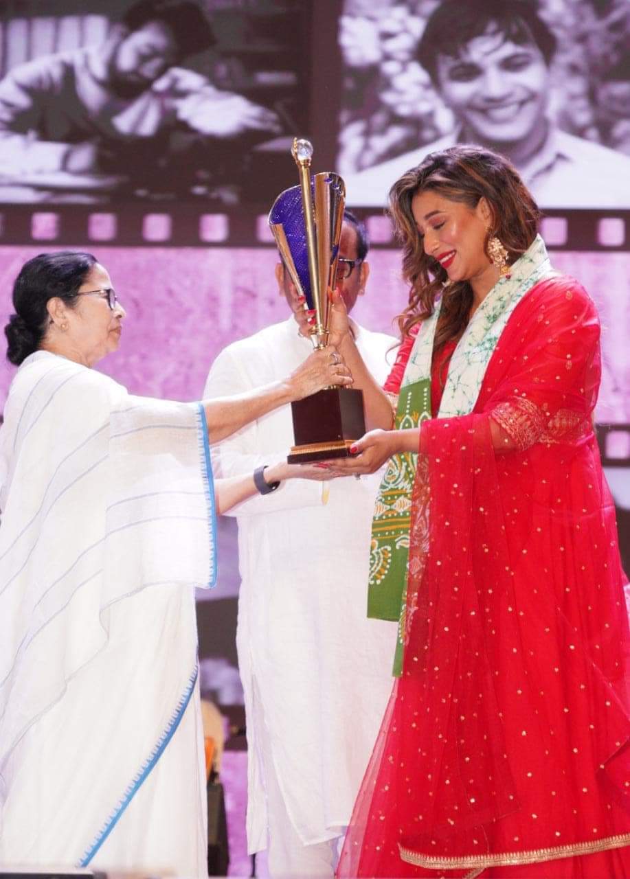 Sayantika banerjee getting mahanayak samman