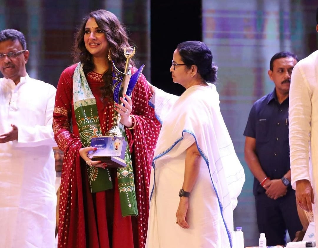 Subhashree Ganguly accused of buying mahanayak samman