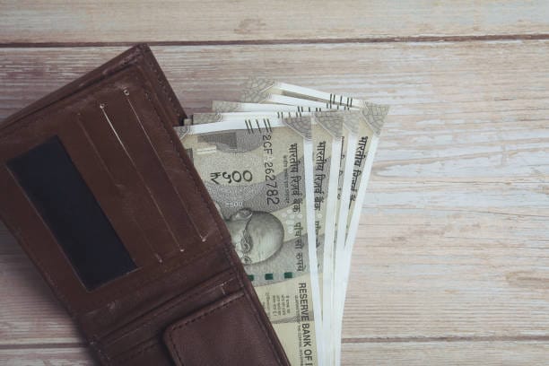 Never keep these 5 things in your wallet