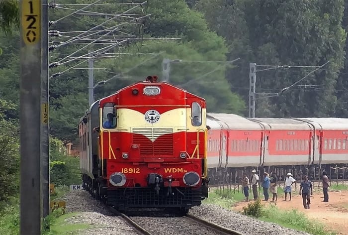 indian railways to introduce revolutionary new lhb push pull rake sets for passenger trains check how it works
