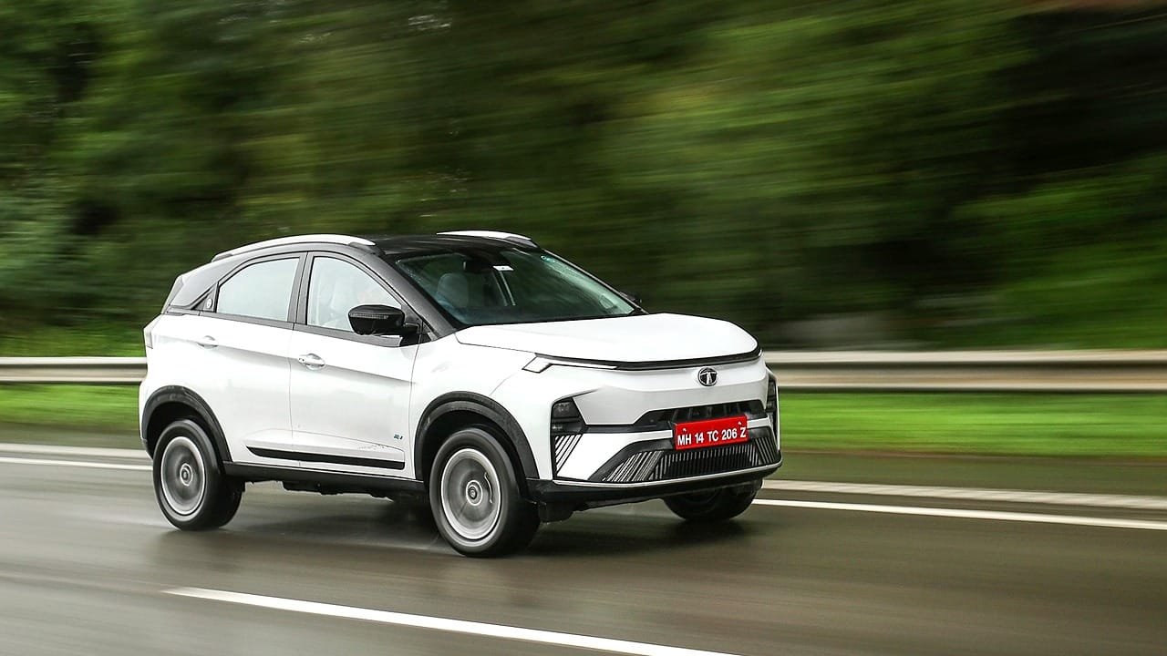 The bus collided with a Tata Nexon, Viral Video