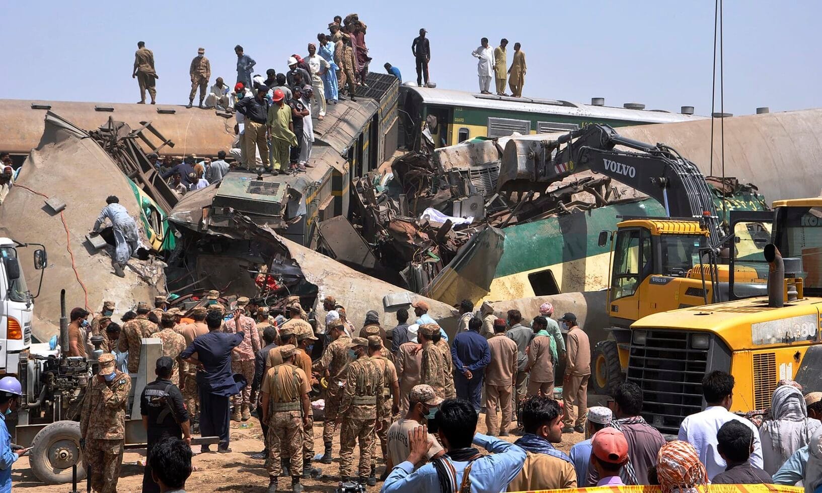 pakistan train accident