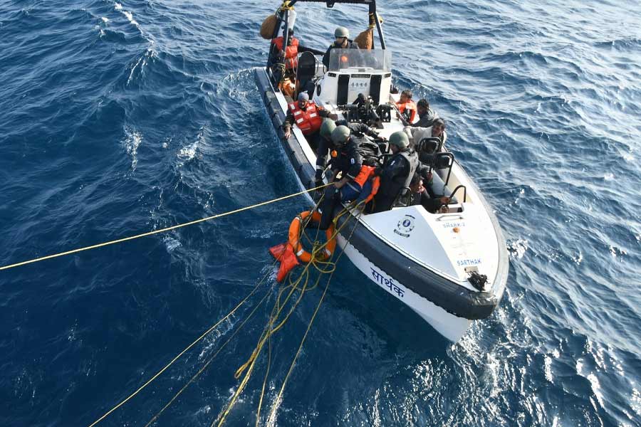 India and Pakistan rescued 12 people together