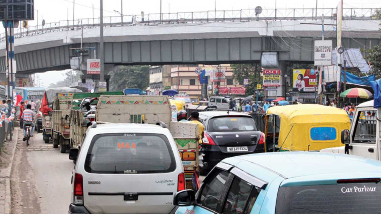 Barrackpore police has taken new rules to reduce traffic congestion in Dunlop  
