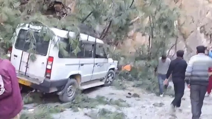 6 people died in Himachal Pradesh land slide 