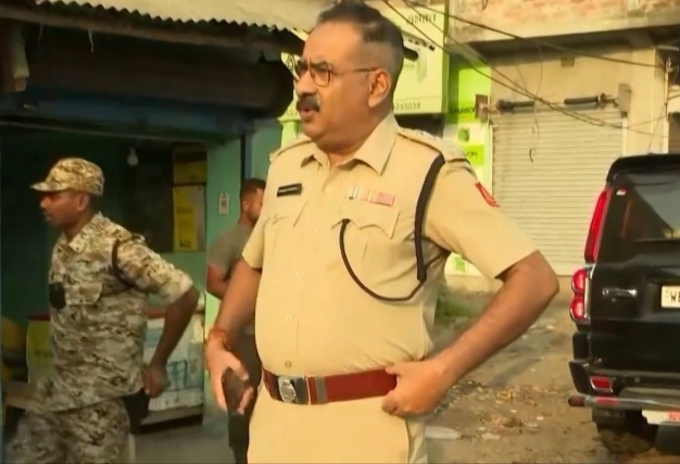 Police attacked in amdanga by mob