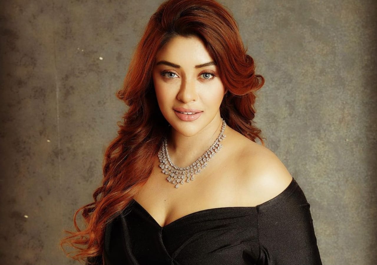 Payal ghosh receives warning after kashmir attack 
