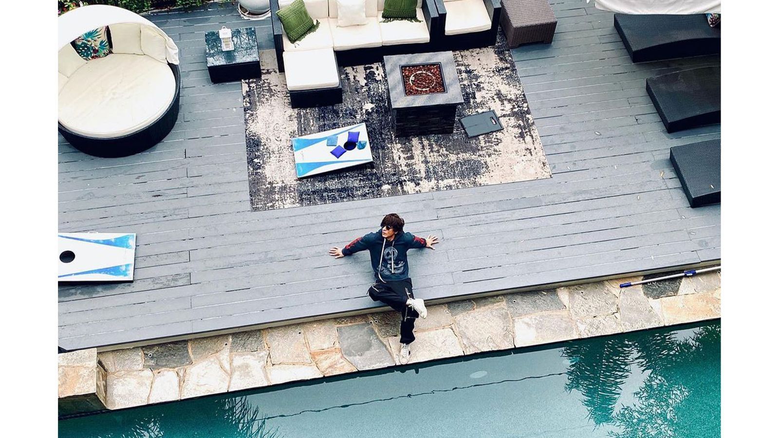 How much charge to to stay in shahrukh khan la house 
