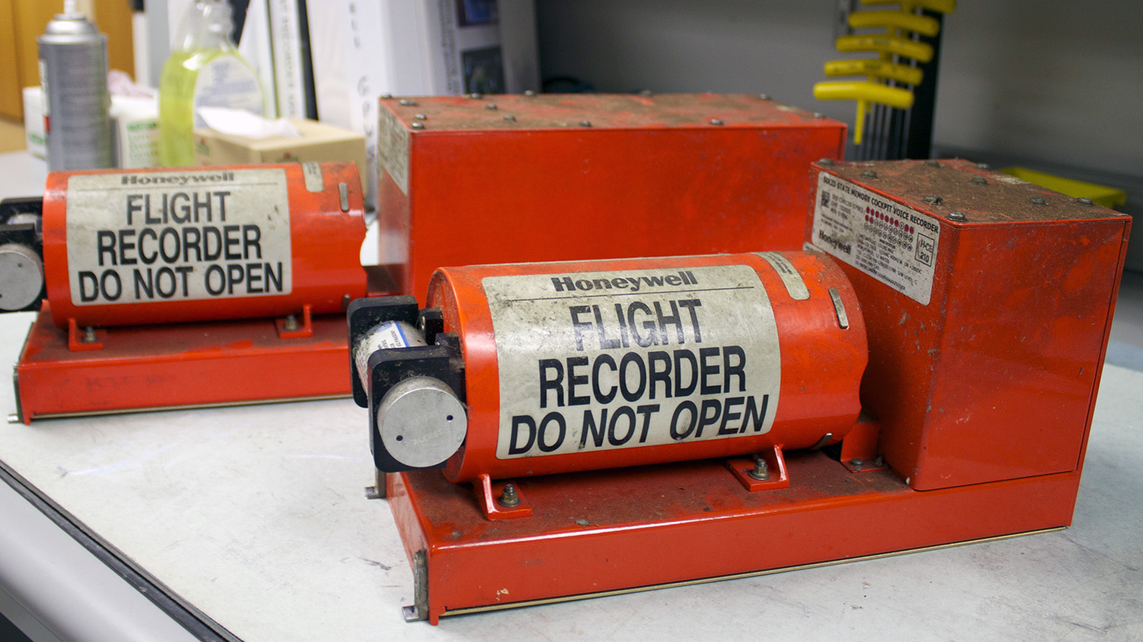 How does the black box work on an airplane.
